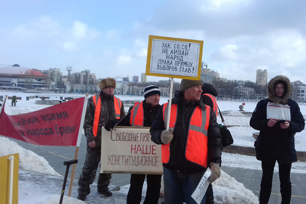 «Куйвашев, не твори беззаконие!» Жители Невьянска вышли на пикет против закона об отмене прямых выборов мэра - Фото 2