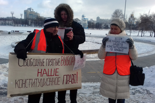 «Куйвашев, не твори беззаконие!» Жители Невьянска вышли на пикет против закона об отмене прямых выборов мэра - Фото 3