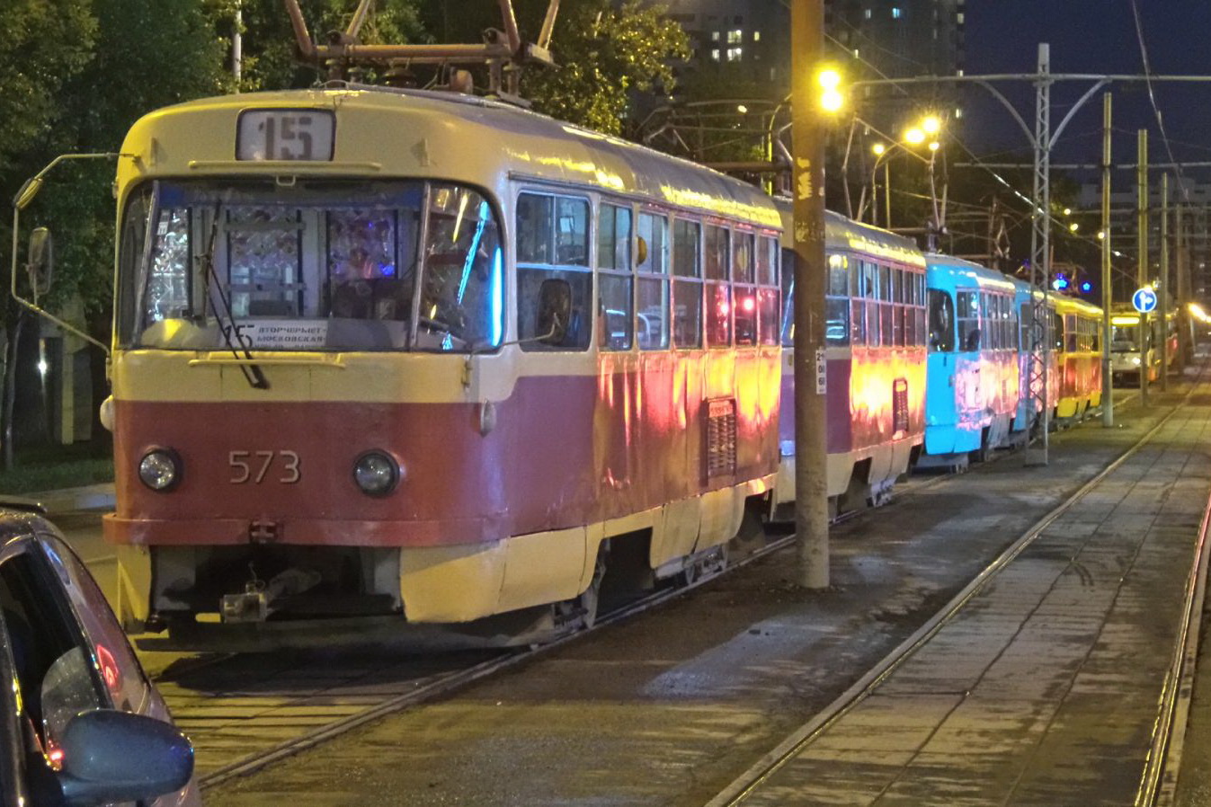 Две легковушки накануне вечером парализовали движение трамваев возле Автовокзала. ФОТО - Фото 2