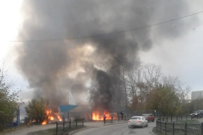 Все в огне: в центре Екатеринбурга горит лодочная станция. ФОТО - Фото 3