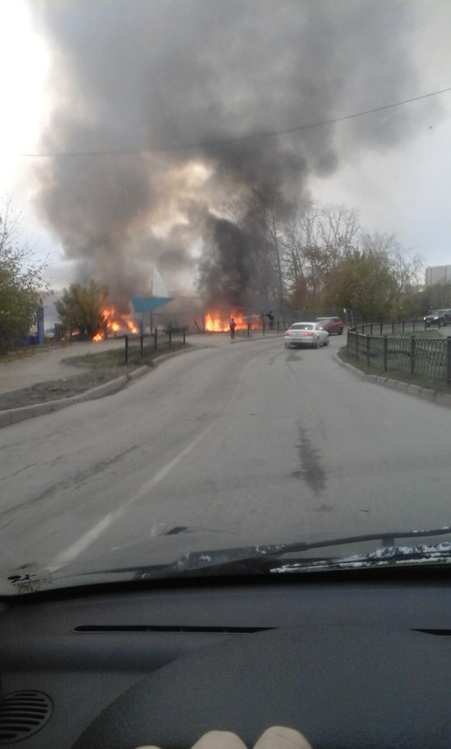 Все в огне: в центре Екатеринбурга горит лодочная станция. ФОТО - Фото 5