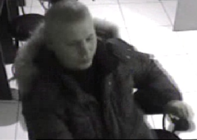 Полиция разыскивает злоумышленника, совершившего налет на интернет-кафе в Екатеринбурге - Фото 4