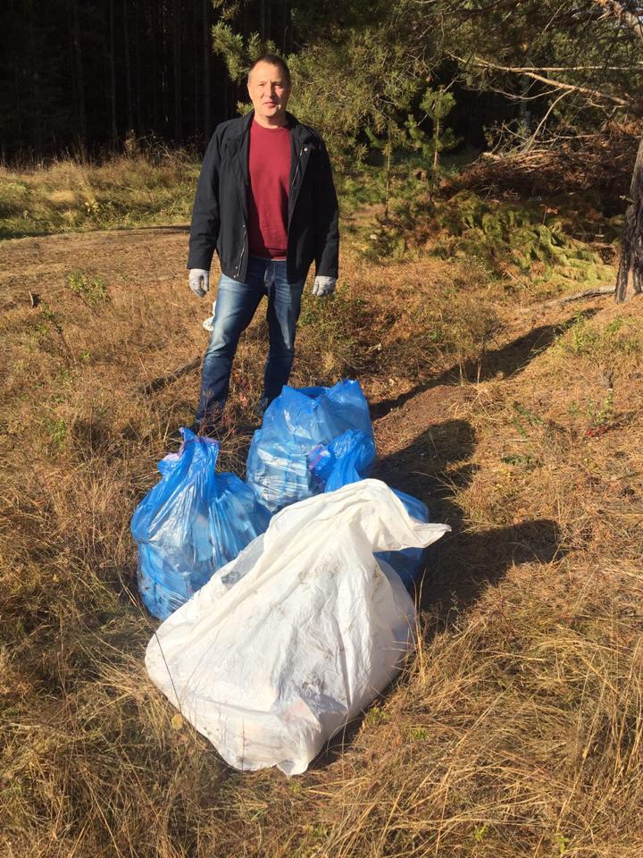  «Ходят мимо мусора и матерят»: депутат свердловского заксобрания убрал из леса разбросанные агитки - Фото 2