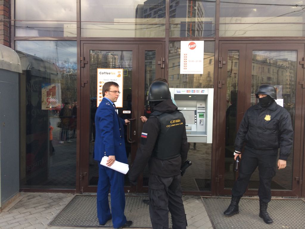 Первый пошел. В Екатеринбурге из-за нарушений пожарной безопасности закрыли ТЦ «Марс»  - Фото 4