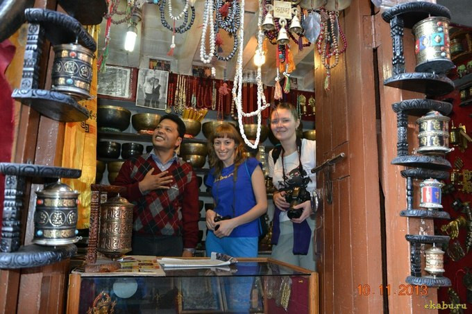 Уральские девушки посетили храм обезьян в Непале - Фото 3