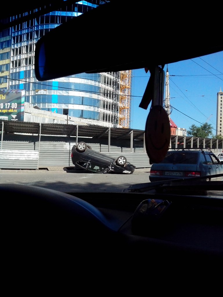 На перекрестке Большакова-Белинского перевернулся Chevrolet Aveo. ФОТО - Фото 2