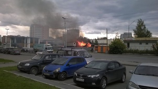 Крупный пожар в Екатеринбурге: рядом с заправкой на улице Халтурина горит деревянный дом. ФОТО - Фото 2
