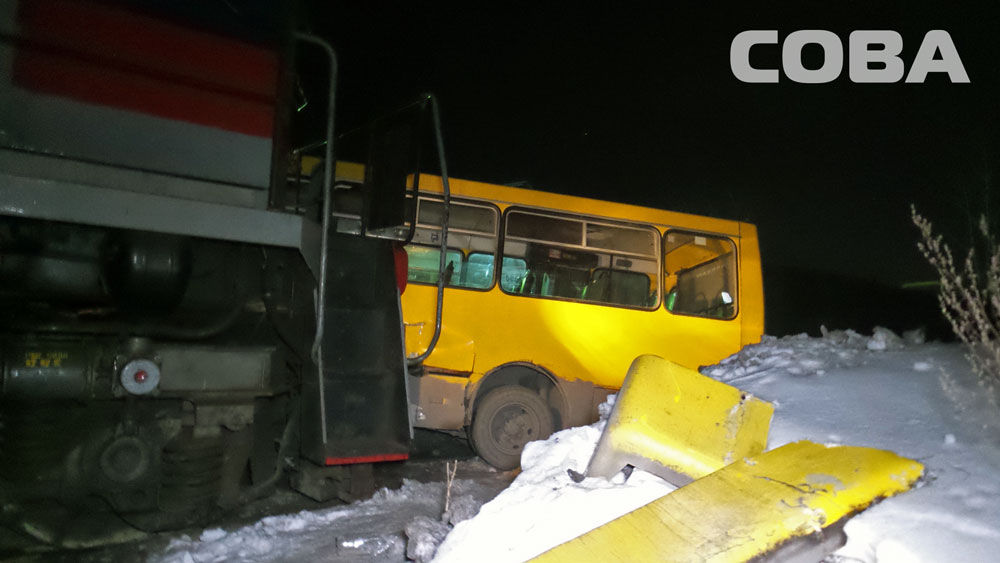 В Екатеринбурге столкнулись пассажирский автобус и тепловоз - Фото 2