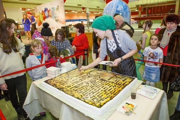 Студенты испекли гигантский литературный торт - Фото 2