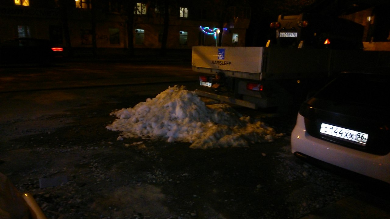 Коммунальщики нашли в Екатеринбурге снег - Фото 3