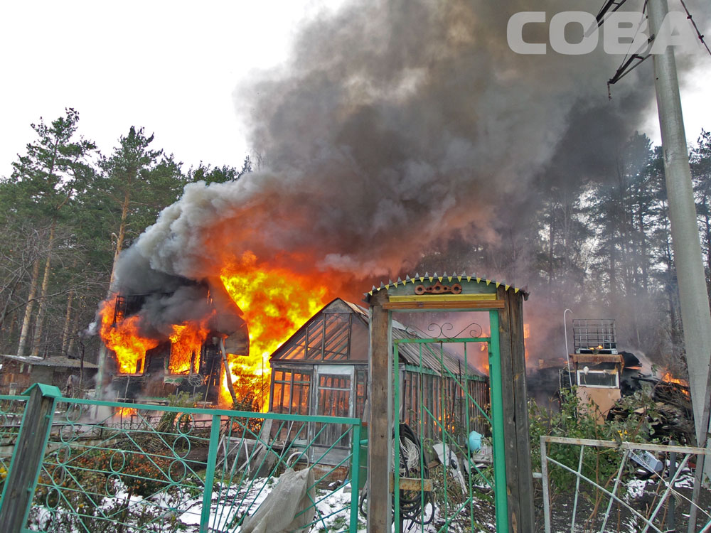При тушении пожара в двух домах сада «Мирный» взорвались три газовых баллона. ФОТО - Фото 4
