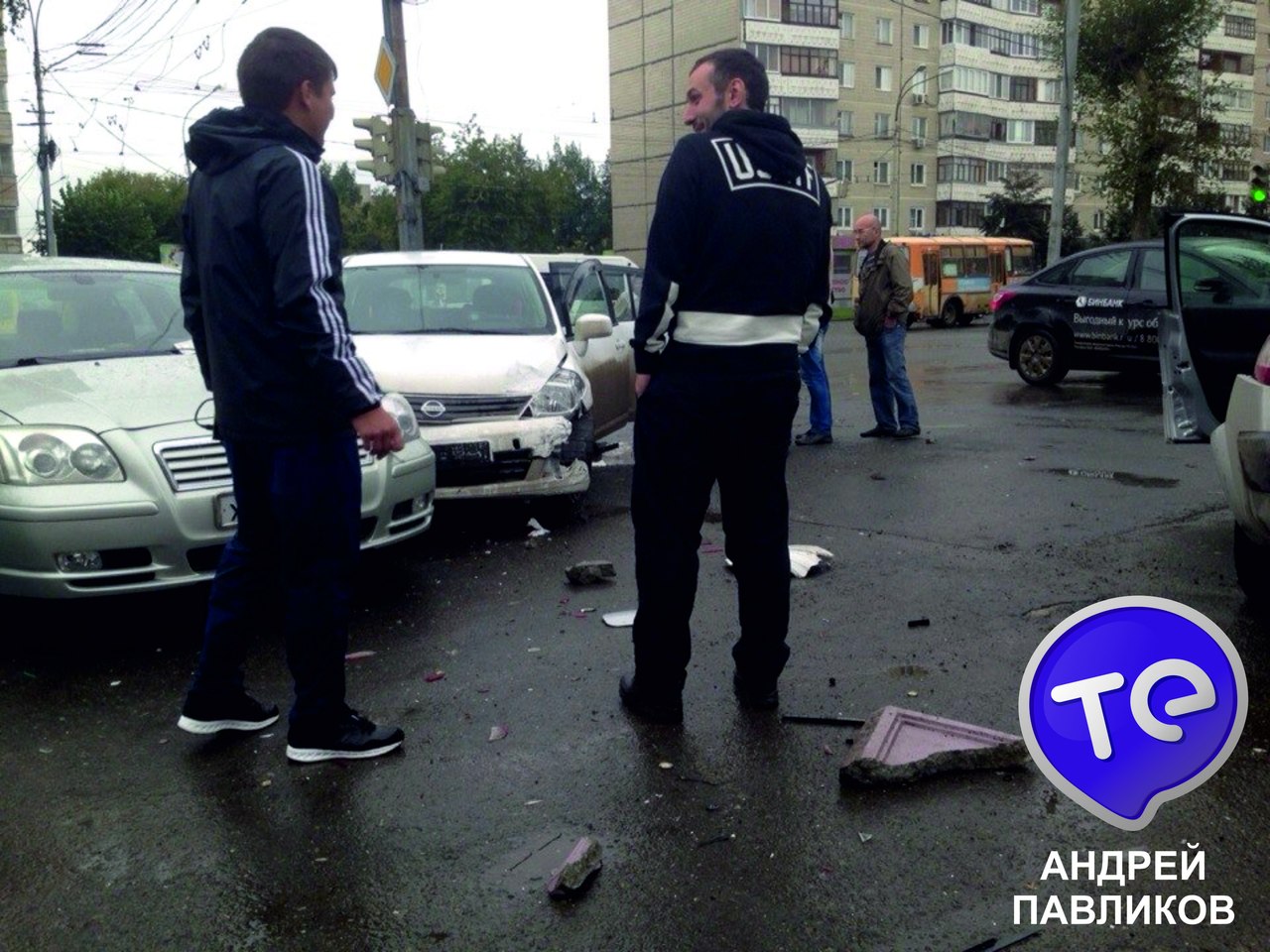 В Екатеринбурге водитель легковушки, едва избежав столкновения со скорой, влетел в припаркованные автомобили. ФОТО - Фото 4