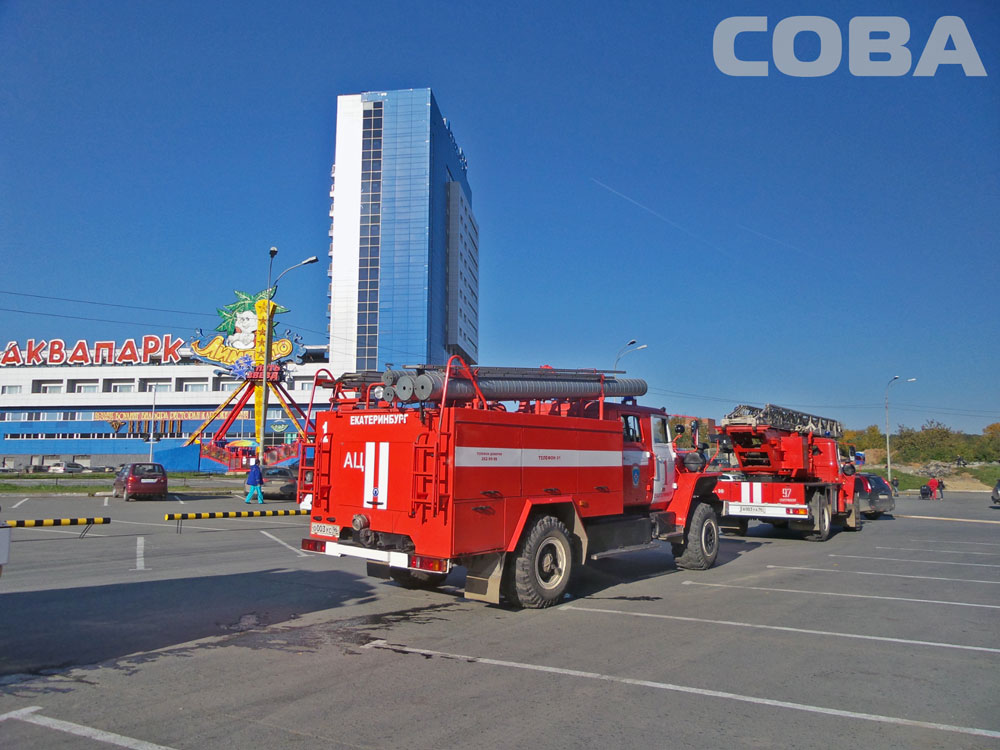 Около тридцати машин и ста пожарных. В Екатеринбурге горит отель «Атлантик»  - Фото 3