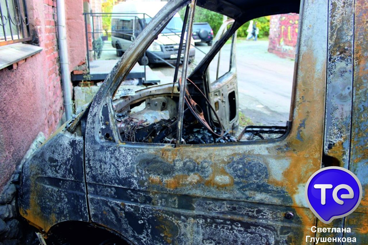 Попали в ад! В Екатеринбурге горели автомобили похоронного бюро. ФОТО - Фото 3