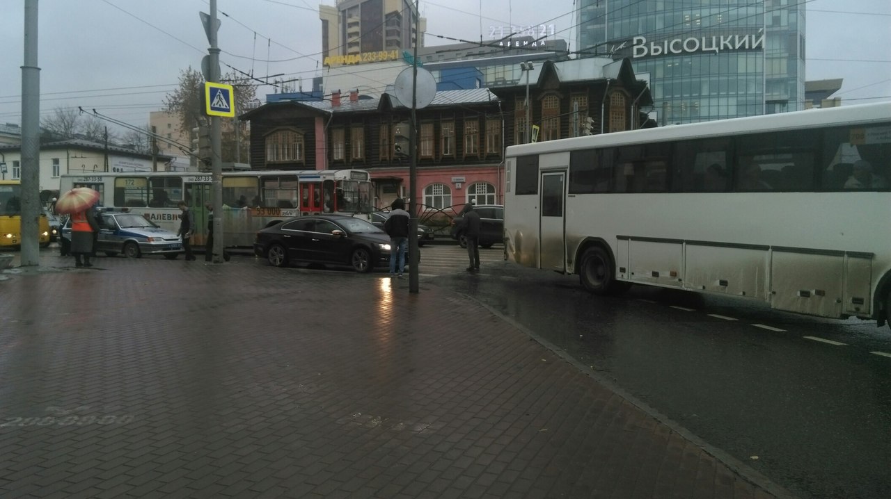 На дорожном кольце около Центральной гостиницы легковушка влетела в междугородний автобус. ФОТО - Фото 3