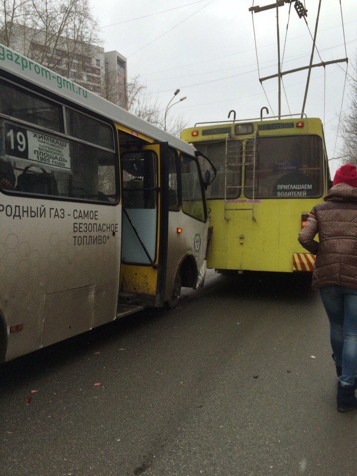 В Екатеринбурге автобус врезался в троллейбус. ФОТО - Фото 3