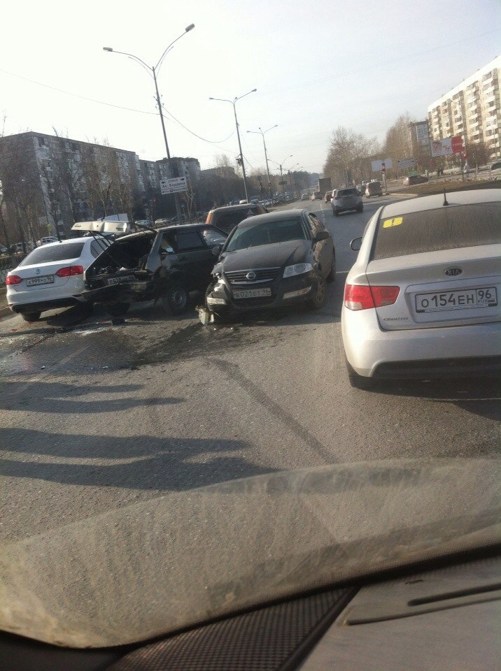 В Екатеринбурге водитель с восточной внешностью устроил аварию и вел себя неадекватно - Фото 3