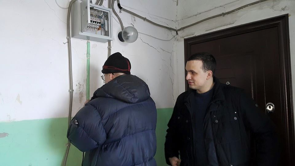 Депутат Ионин решил пристыдить свердловских чиновников и справил новоселье в серовском бараке - Фото 8