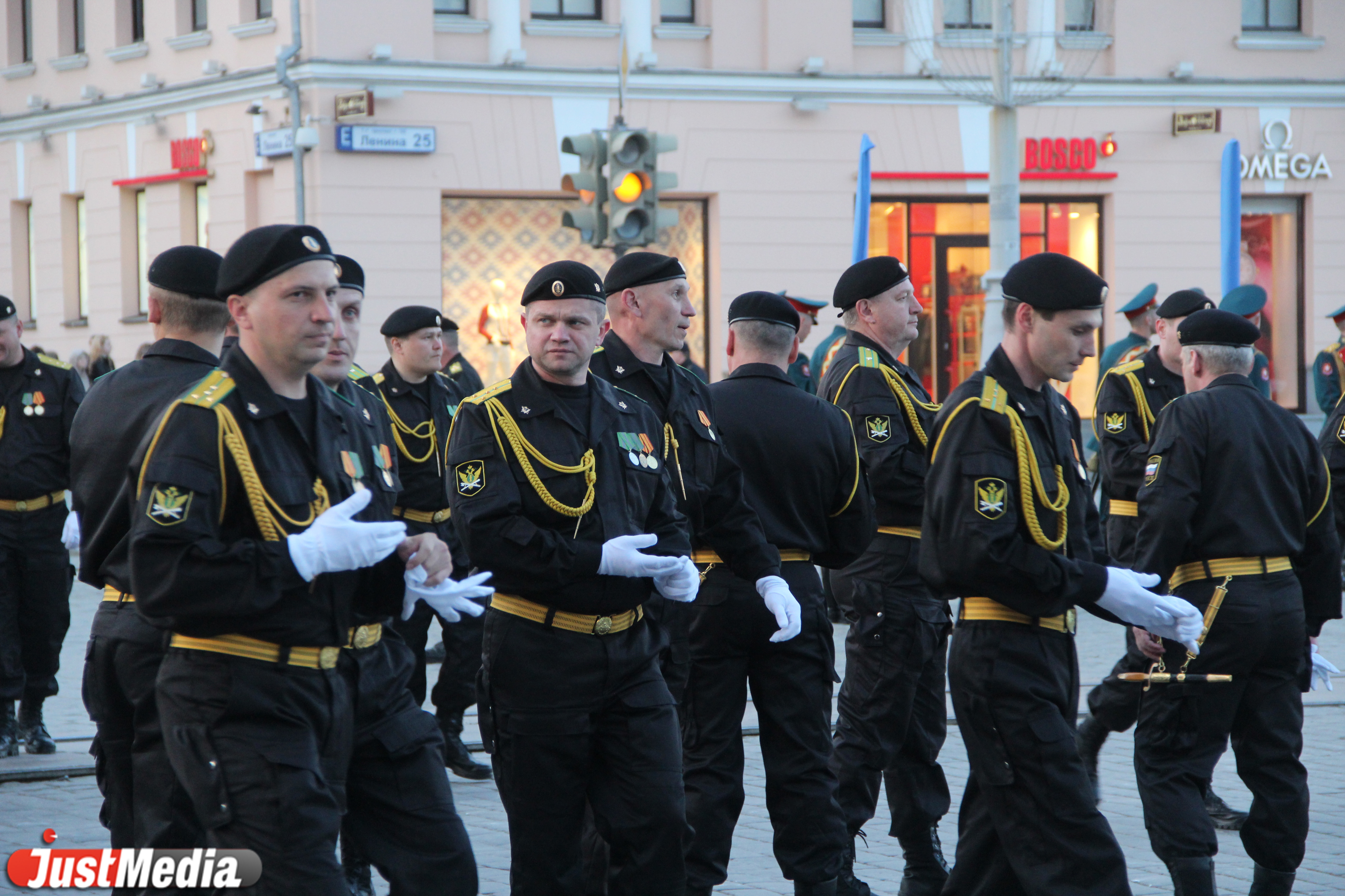 Генеральная репетиция парада в Екатеринбурге заставила горожан покорять заборы и вздрагивать от орудийных залпов - Фото 3
