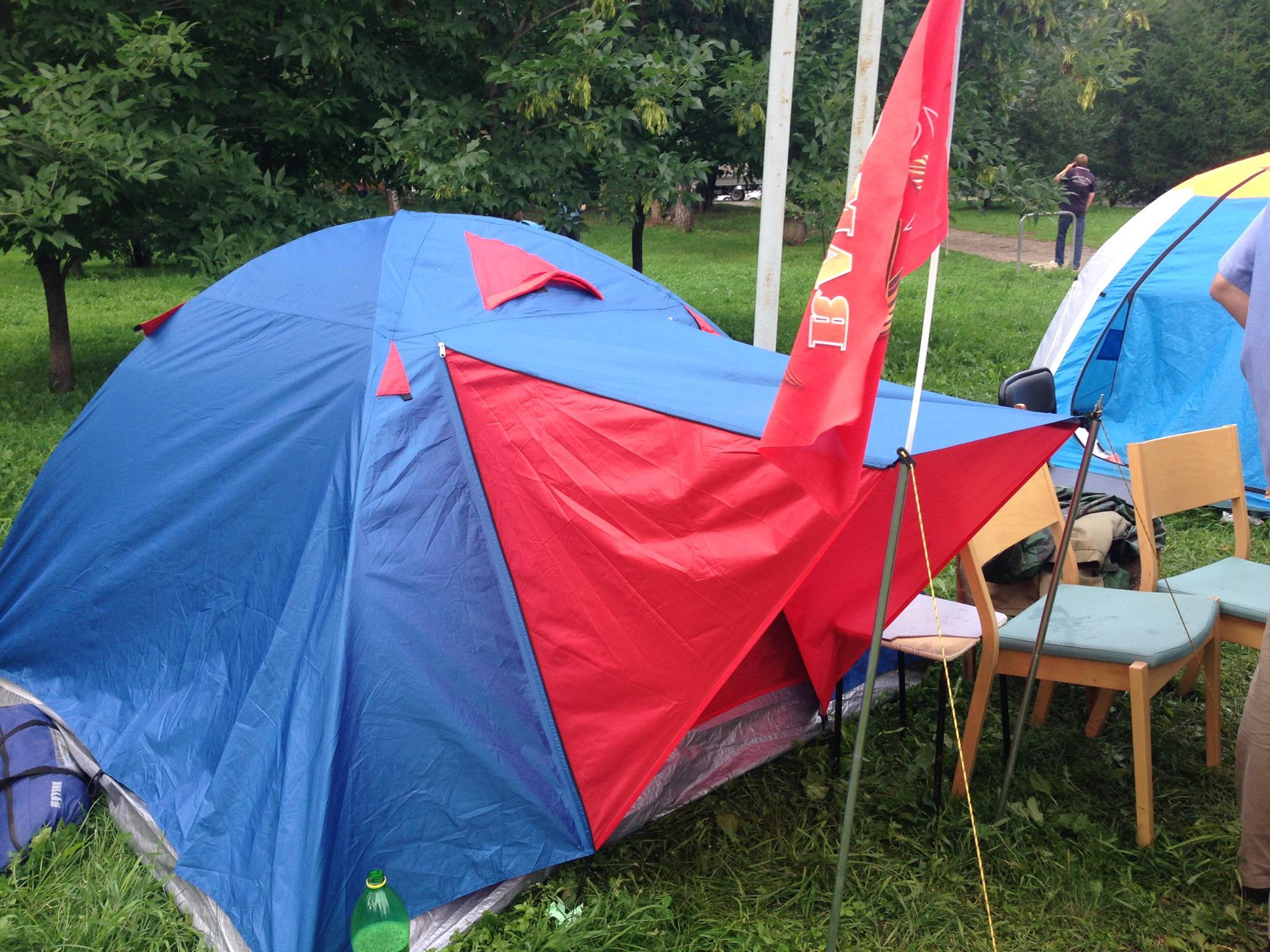 Палатки, покрышки, костры. Жители Екатеринбурга устроили свой майдан - Фото 4