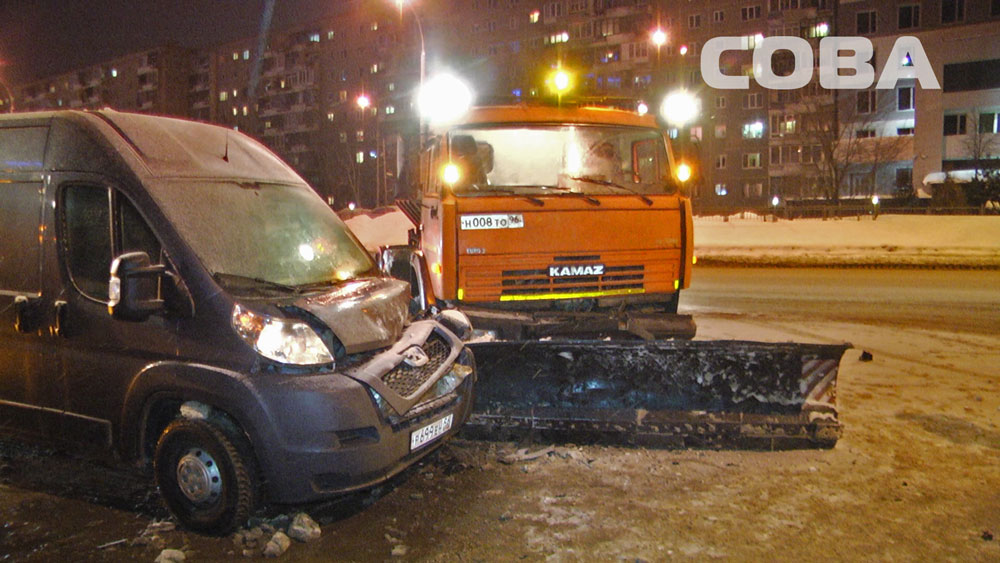На ВИЗе столкнулись две снегоуборочные машины и микроавтобус - Фото 2