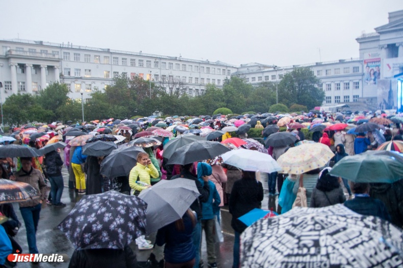 Зонтики, дождевики и живой звук. В Екатеринбурге под проливным дождем открылся седьмой Венский фестиваль - Фото 2