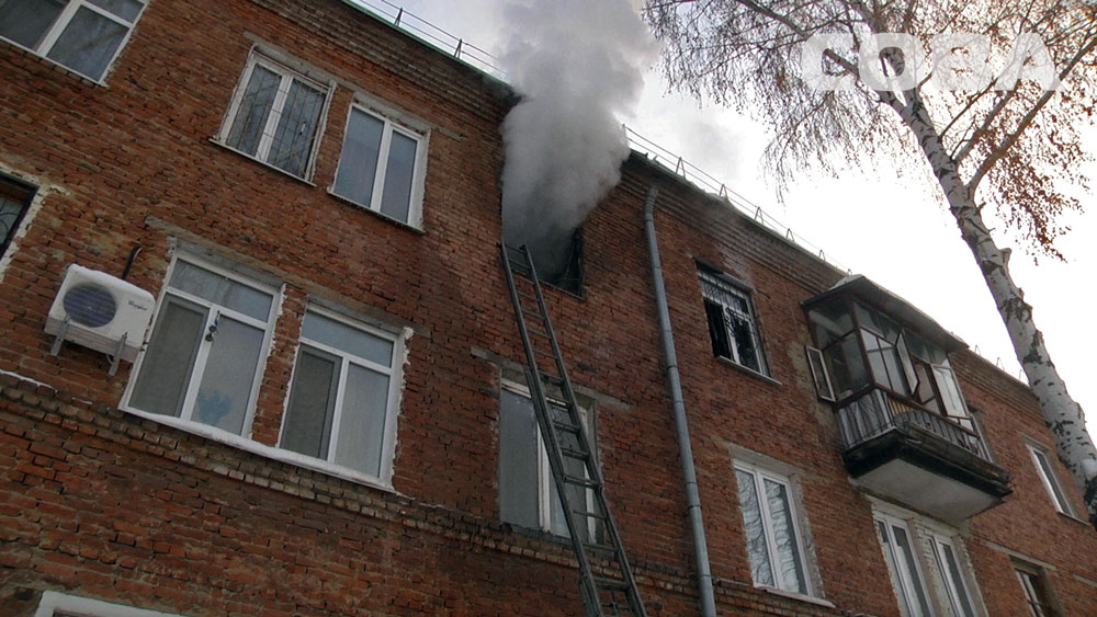 Десять человек эвакуированы: в трехэтажке на Уралмаше сгорела квартира  - Фото 2