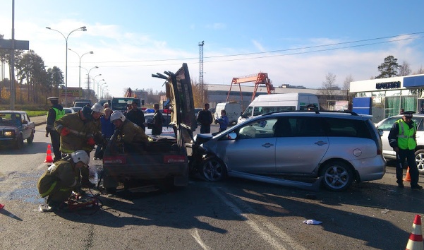 В Екатеринбурге в столкновении ВАЗ-2109 и «Мицубиси» погиб один человек и двое ранены - Фото 2