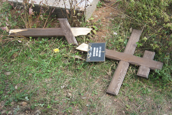 На кладбище поселка Заря неизвестные разбили 19 памятников - Фото 3