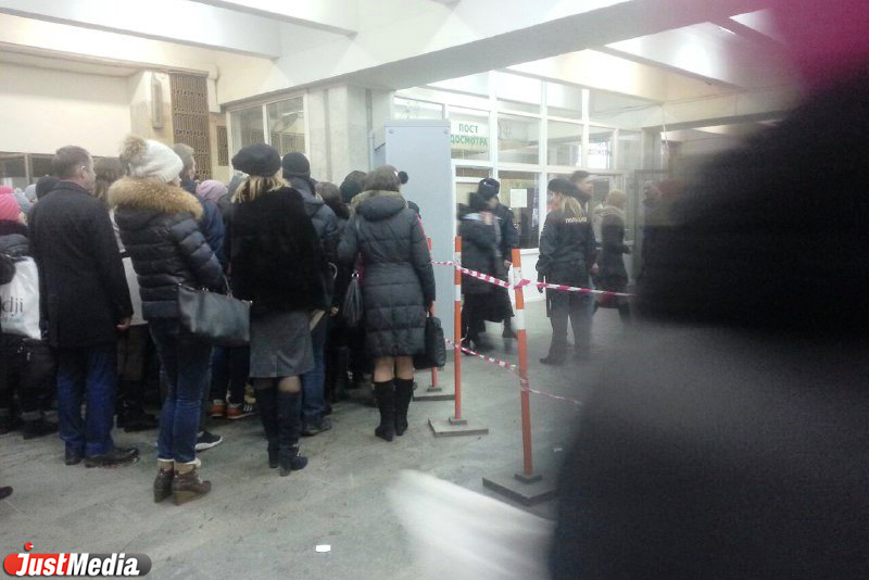 В метро Екатеринбурга жуткие толпы! Полицейские перешли на усиленный режим безопасности после взрыва в Питере. ФОТО - Фото 5