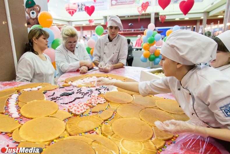 В столице Урала из российских и европейских сладостей сложили трехметровое сердце - Фото 2