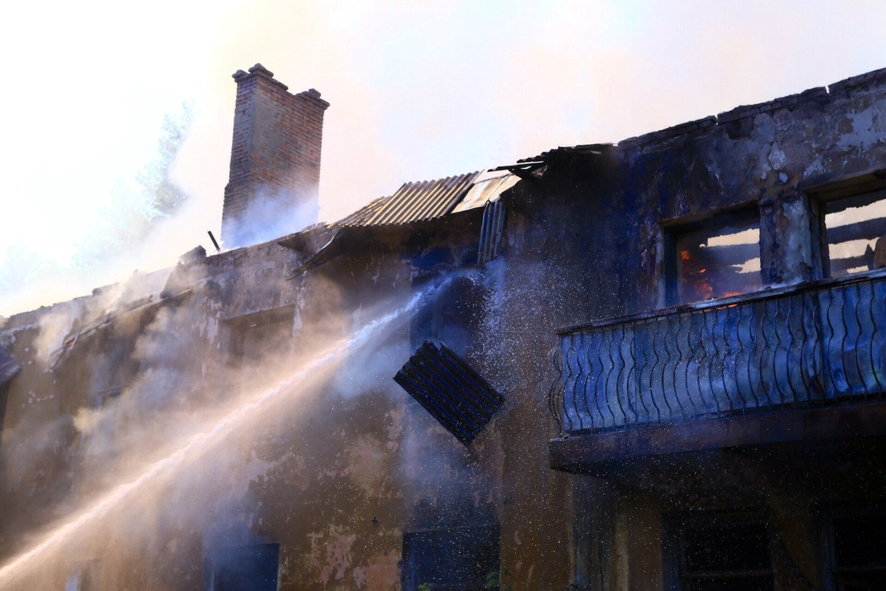 Не вовремя загорелось. На Белинского полыхает заброшенное здание, а пожарные не имеют доступа к воде - Фото 6
