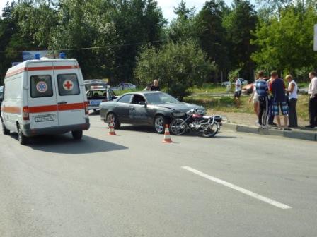 В Екатеринбурге водитель легковушки отправил мотоциклиста и его пассажирку на больничную койку - Фото 2
