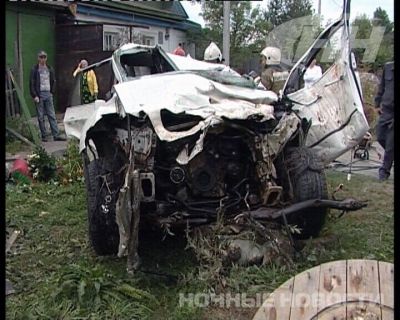 В Екатеринбурге девушка на иномарке врезалась в крышу дома и погибла на месте - Фото 3