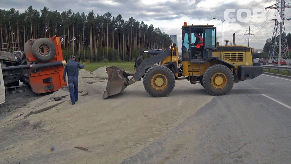 На свердловской трассе грузовик завалился на бок и высыпал на дорогу 23 тонны песка. ВИДЕО, ФОТО - Фото 4