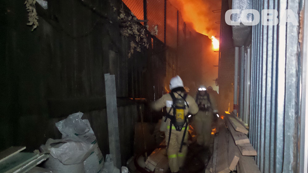 Крупный пожар в центре Екатеринбурга: на Свердлова сгорело заброшенное здание - Фото 2