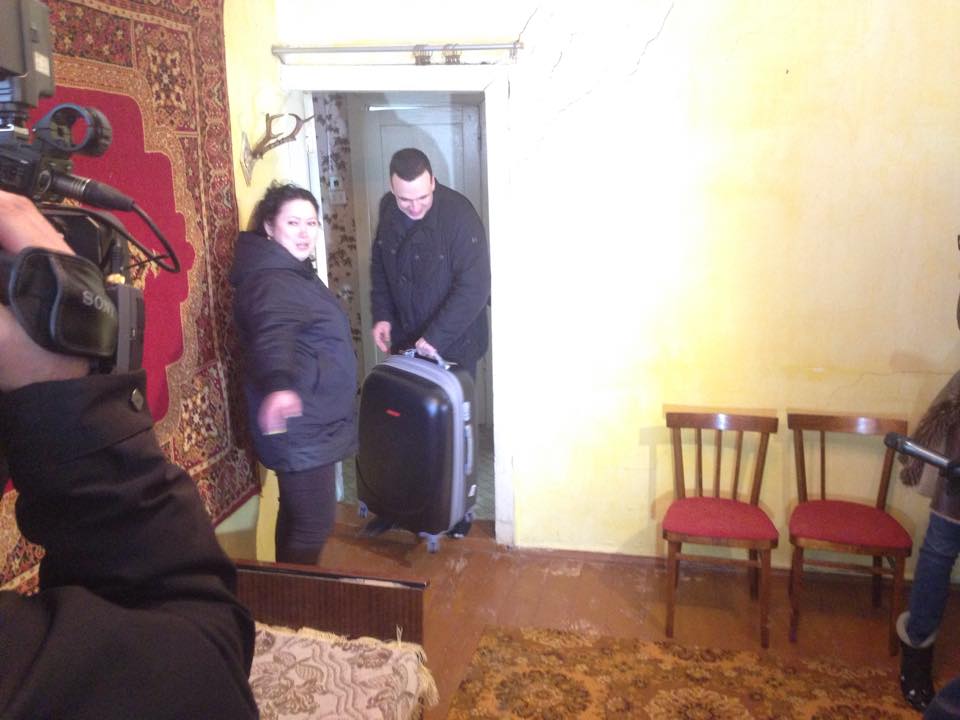 Депутат Ионин решил пристыдить свердловских чиновников и справил новоселье в серовском бараке - Фото 3