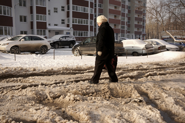В Екатеринбурге возле педуниверситета залило холодной водой проезжую часть - Фото 5