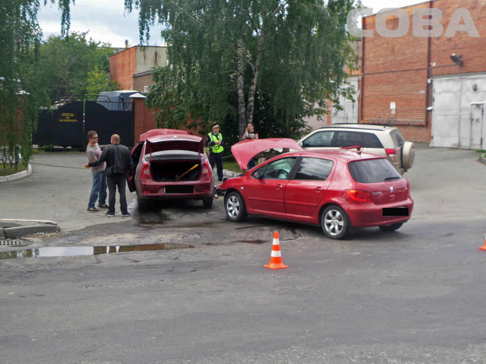 На Серафимы Дерябиной автоледи вытолкнула Renault на встречку. ФОТО - Фото 4