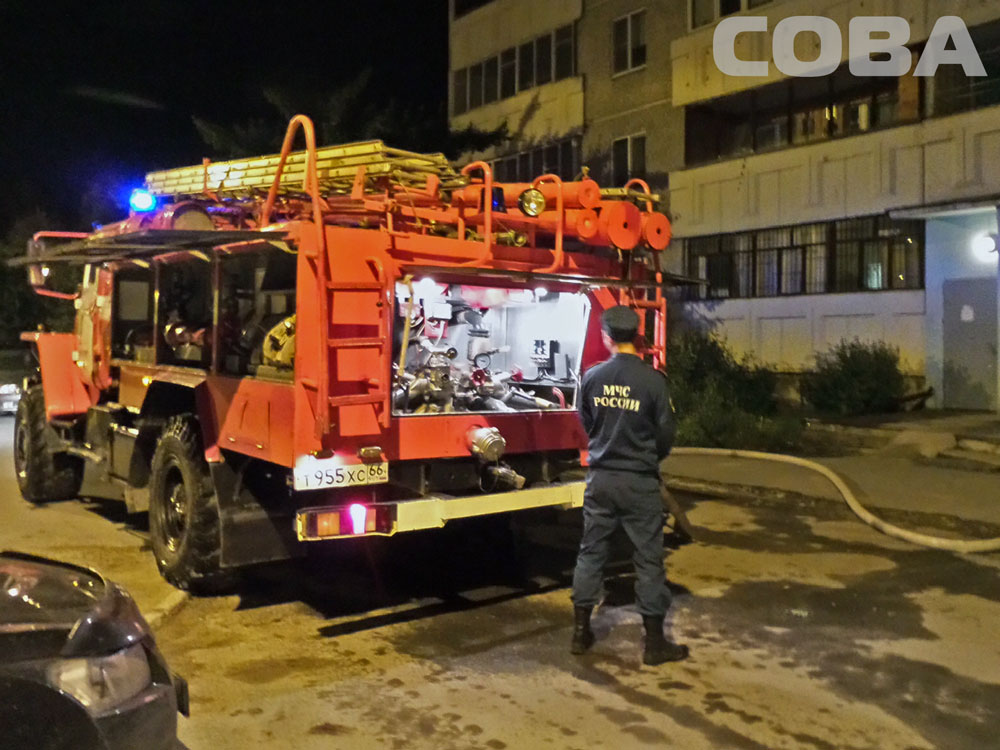  В Екатеринбурге из-за непотушенной сигареты сгорела квартира. Из двенадцатиэтажки  эвакуировали 11 человек - Фото 3
