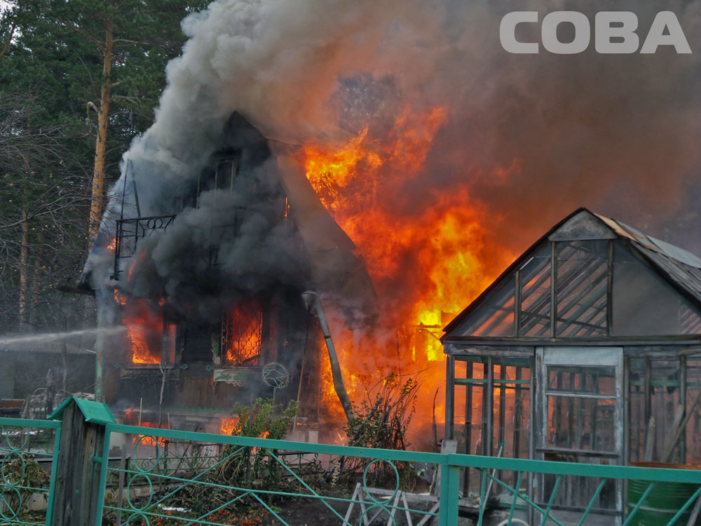 При тушении пожара в двух домах сада «Мирный» взорвались три газовых баллона. ФОТО - Фото 2