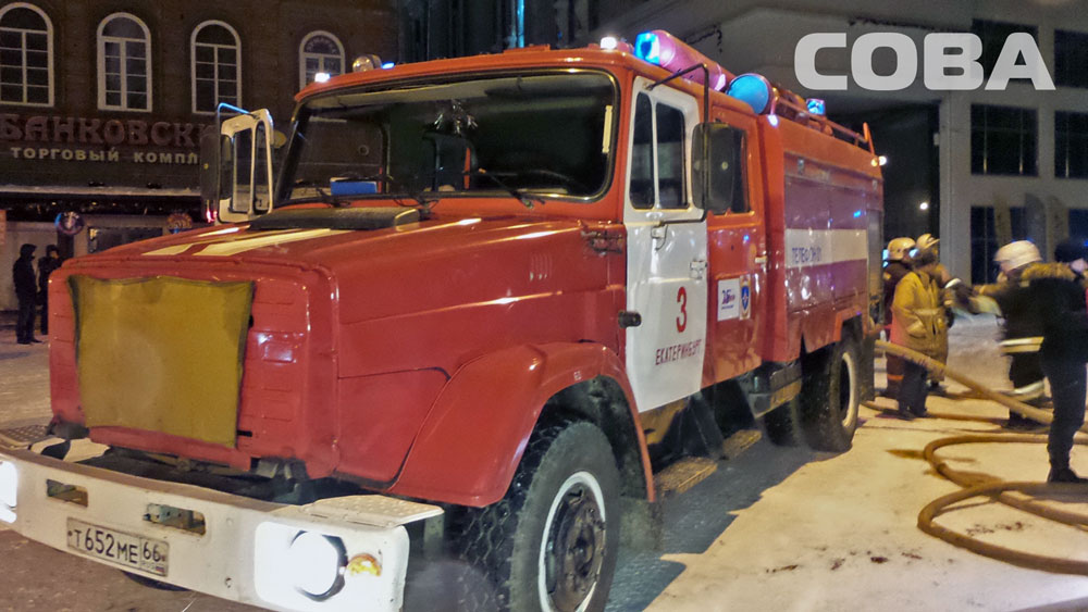 Ночью около шестидесяти пожарных тушили в Екатеринбурге ЦУМ - Фото 2