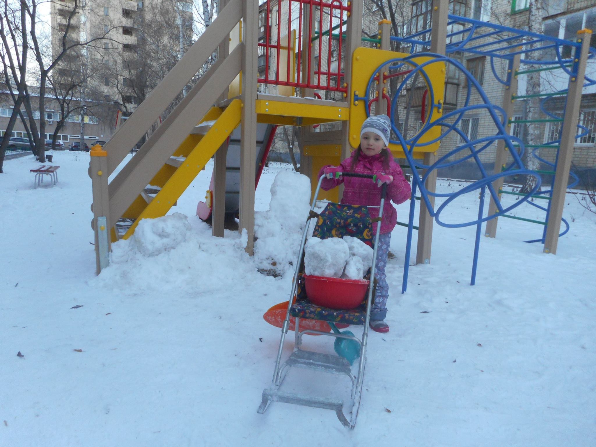 Конкурс добрых дел: екатеринбургский журналист и его семилетняя дочка строят во дворе снежный Камелот - Фото 2