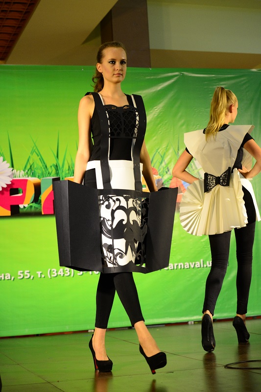 В Екатеринбурге десятки моделей примерили бумажную одежду - Фото 4