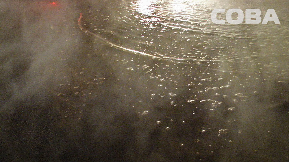 Горячая вода затопила улицу Волгоградскую в Екатеринбурге. ВИДЕО - Фото 5