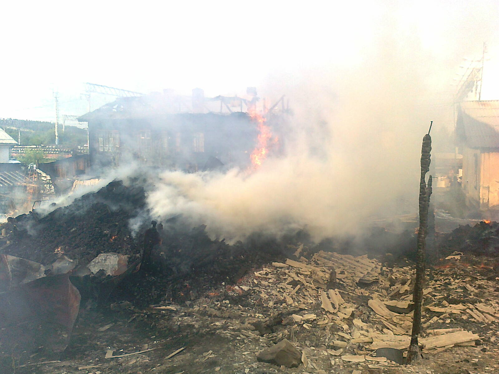 В поселке Исеть горел барак. Пострадавших нет - Фото 4