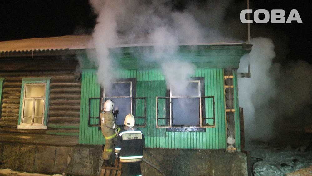 В Екатеринбурге на Московской сгорел нежилой деревянный дом  - Фото 2