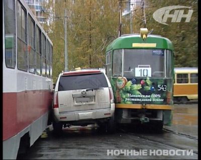 Возле ЦПКиО «кадиллак» не смог протиснуться между двумя трамваями - Фото 2