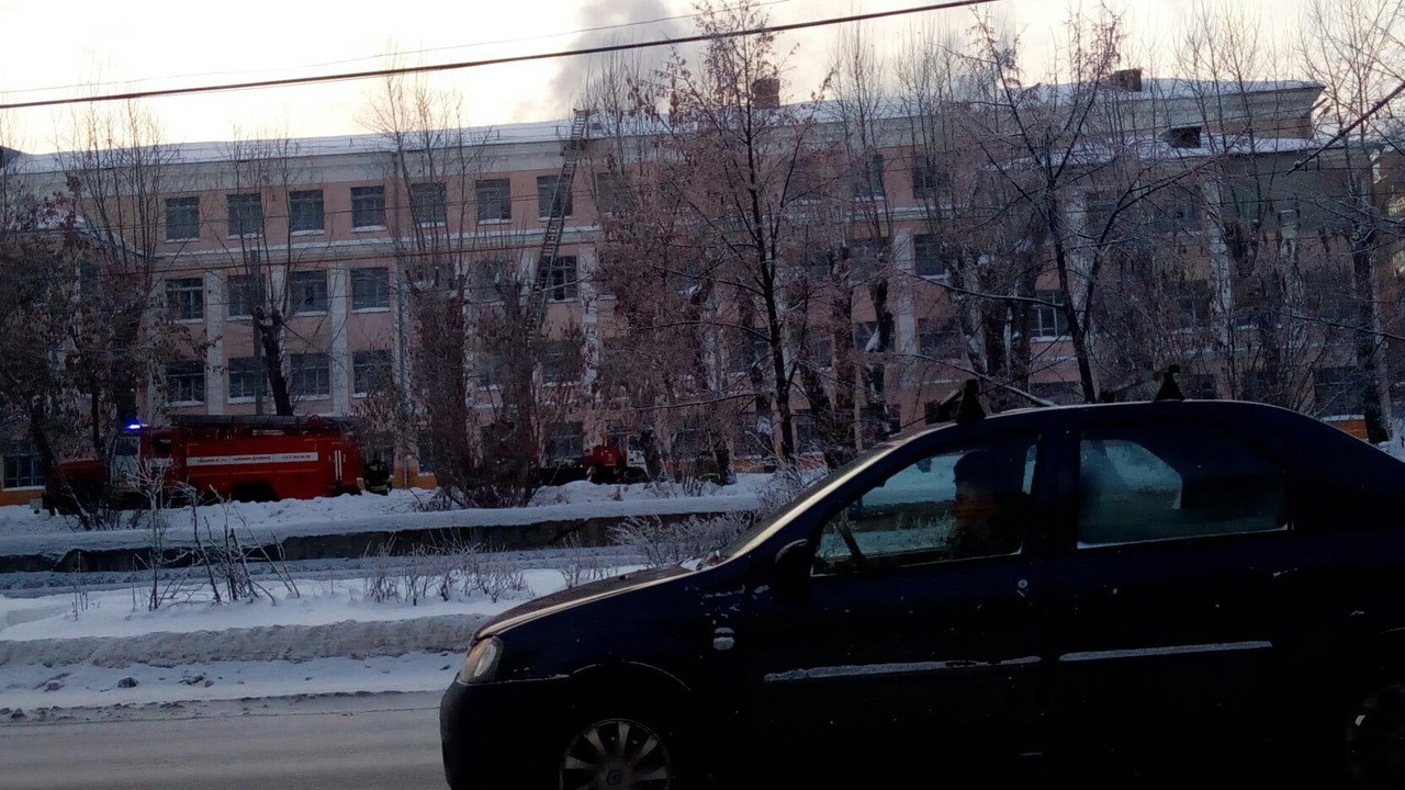 В Екатеринбурге горит школа - Фото 6