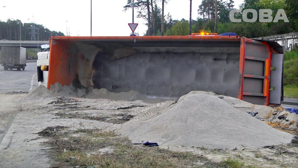 На свердловской трассе грузовик завалился на бок и высыпал на дорогу 23 тонны песка. ВИДЕО, ФОТО - Фото 3